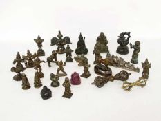 Konvolut Götterfiguren, Gewichte und zwei VarjaBronze und andere Metalle, Nepal / Tibet / Indien 19.
