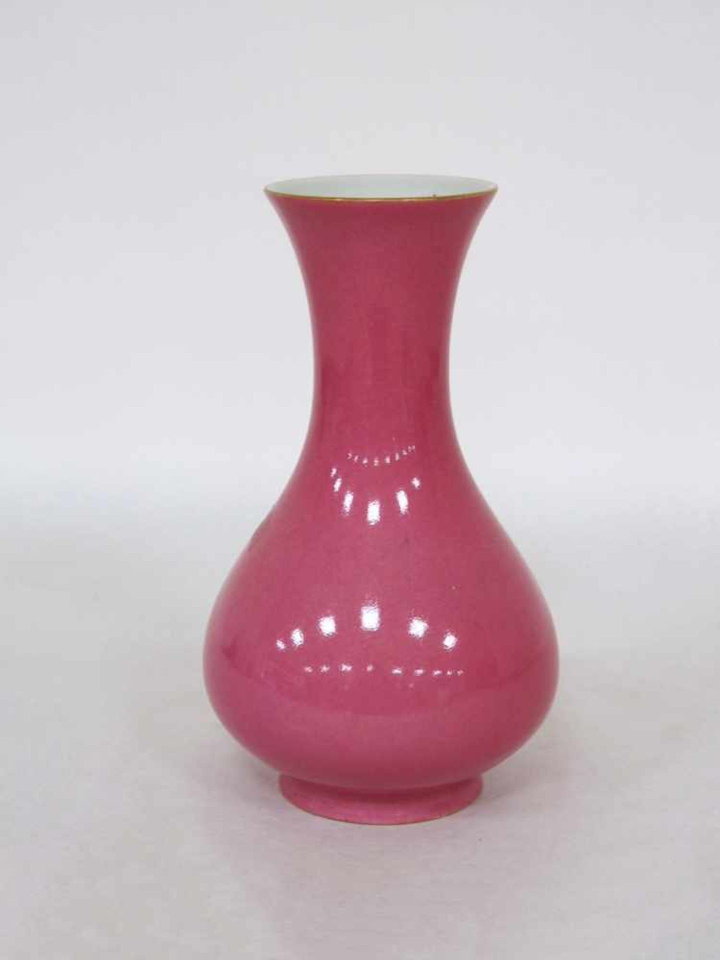 Vase mit GoldrandPorzellan, monochrom bemalt, unterseitig gemarkt, China, wohl 18. Jahrhundert, Höhe