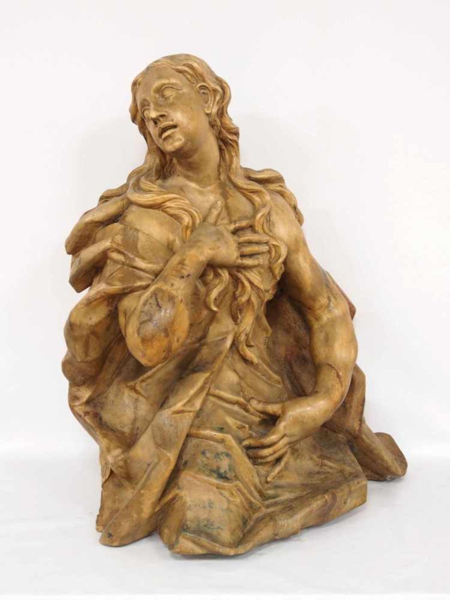 Maria MagdalenaHalbfigur, Lindenholz, geschnitzt, Reste einer farbigen Fassung, hinten gehöhlt,