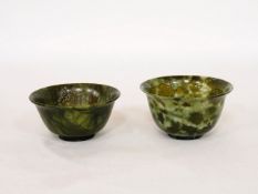 Zwei TeeschalenJade, China, im Originalkasten, Höhe 5,5 und 4,5 cm (eine Schale geklebt)