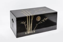 TruheHartholz schwarz gelackt mit Golddekor in Form von Vögeln und Bambus. Leichte