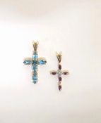 Zwei zierliche KreuzanhängerGG, 585. Ein Anhängekreuz besetzt mit fünf hellblauen Topasen, das