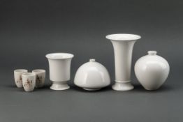 Vier Vasen und drei SchnapsbecherWeißporzellan. 1 x Modell Becherform, 1948. 1 x Modell