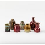 Sieben kleine Vasen Rheinfelder KeramikDrei Vasen ochsenblutfarbene Glasur. Zwei Vasen braune