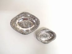 Zwei SilberschälchenJeweils mit ovalem Fond, tief gemuldet. Im Fond reliefiertes Rosendekor. Rand