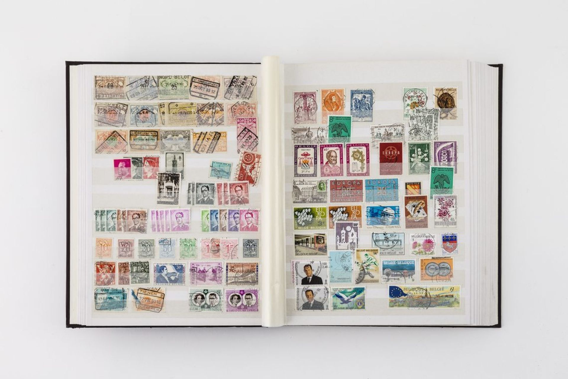 Vier Briefmarkenalben alle WeltSchöne Sammlung von in der Regel gestempelten Marken, in