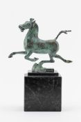 Fliegendes Pferd aus GansuMetallguss, bronziert, grün patiniert. Replik. China, Han Dynastie. Das