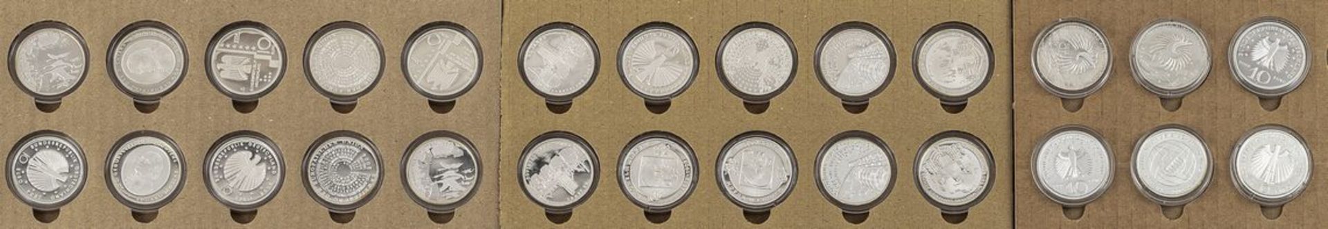 Bundesrepublik Deutschland26 x 10 Euro-Gedenkprägungen 2004/2006/2007. Si. 925, 468 g. Jeweils in