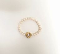 Perlenarmband25 auf ein Gummiband aufgezogene, cremefarbene Zuchtperlen, Ø 7 mm. Ringförmiges,