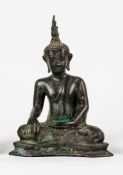 BuddhaBronze. Darstellung im Meditationssitz mit Geste der Erdberührung (Bhumisparsha Mudra).