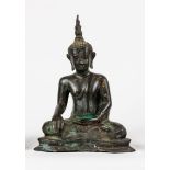 BuddhaBronze. Darstellung im Meditationssitz mit Geste der Erdberührung (Bhumisparsha Mudra).