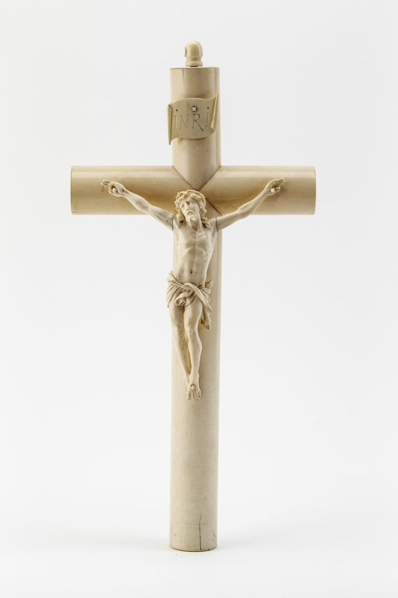 KruzifixElfenbeinskulptur. Fein geschnitzter Christus im Dreinageltypus (Haarrisse, Fehlst.