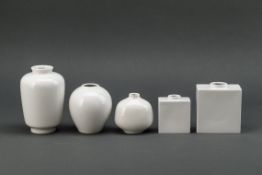 Fünf kleine VäschenWeißporzellan. Zwei Vasen mit rechteckigem Korpus in verschiedenen Größen,