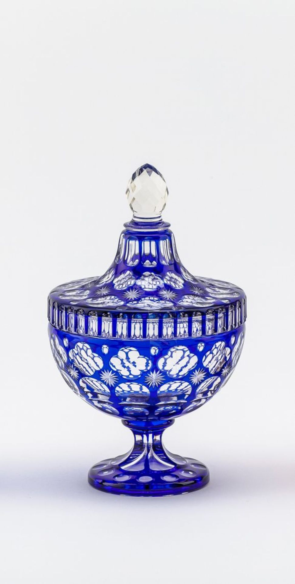 BonboniereKristallglas mit blauem Überfang. Trichterförmiger Stand und Schaft, halbkugeliger Korpus,