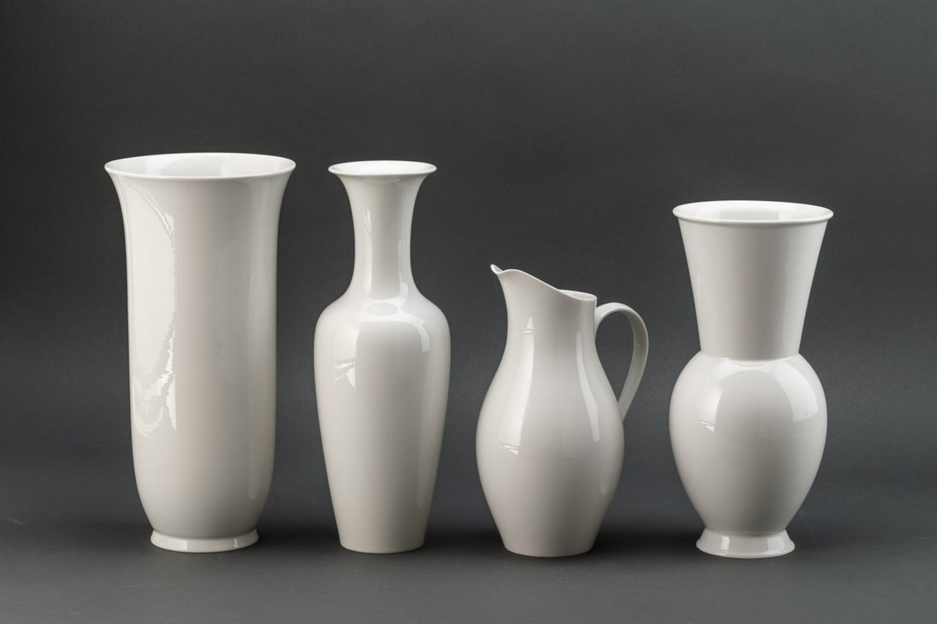 Drei Vasen und ein HenkelkrugWeißporzellan. 1 x Modell Asia groß, Entwurf: Johannes Henke, 1975. 1 x