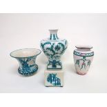 Vier Rüppurr KeramikenDeckeldose. Auf vier ausgestellten Füßen, quadratischer Korpus. Beiger Fond,