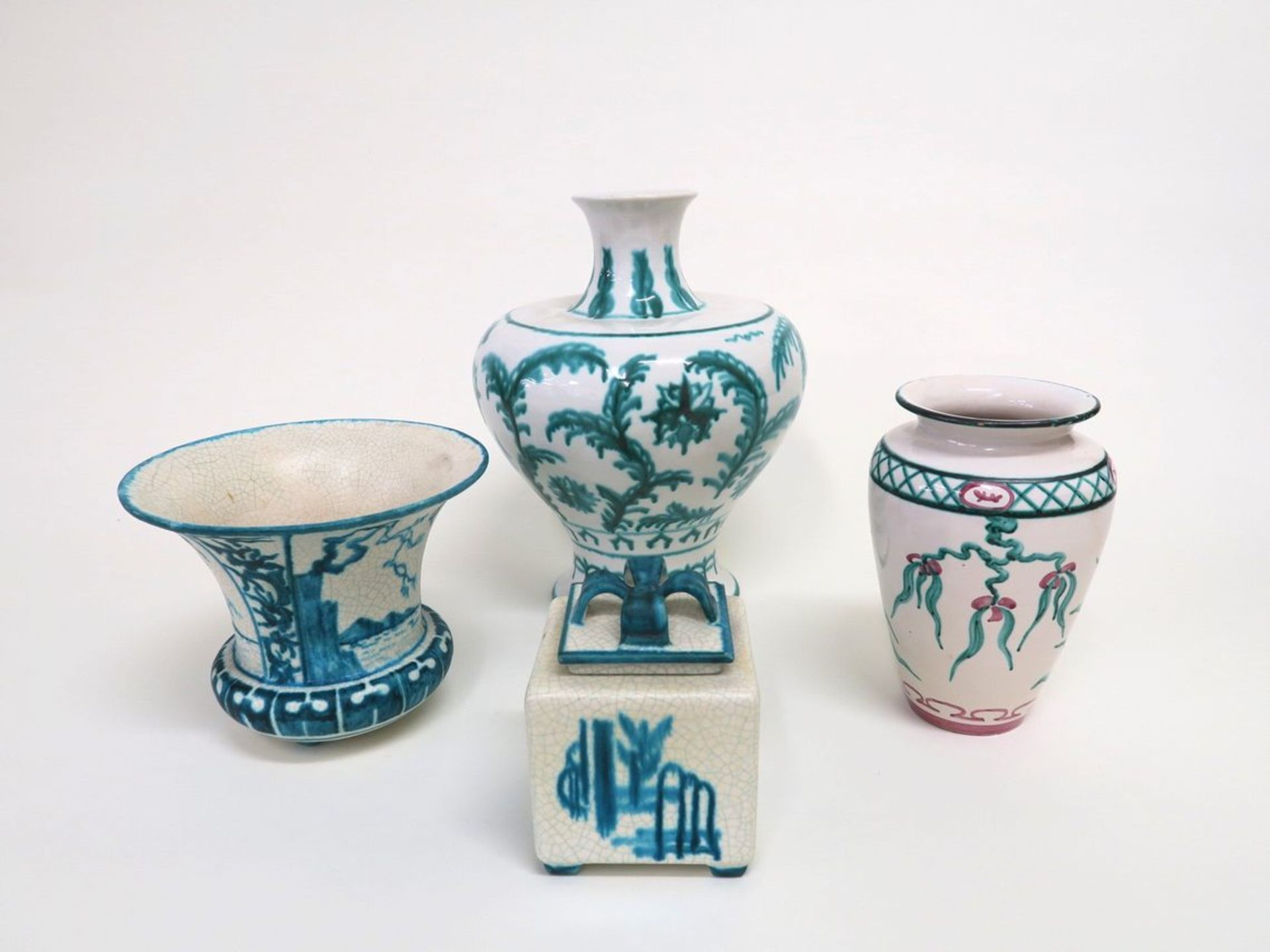 Vier Rüppurr KeramikenDeckeldose. Auf vier ausgestellten Füßen, quadratischer Korpus. Beiger Fond,