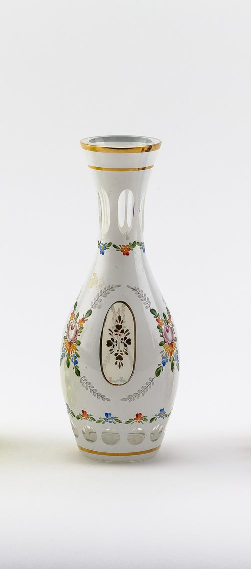 VaseTransparentes Glas. Weiß überfangen, ausgeschliffene ovoide und runde Dekorfelder, Blumendekor