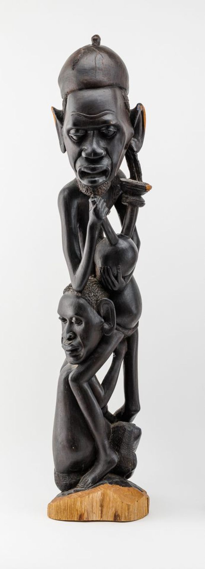 Afrikanischer BildhauerFather of the Rites. Holz, geschnitzt, dunkelbraun gefasst. Auf gewölbtem