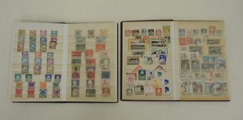 Zwei BriefmarkenalbenMit einer Auswahl an Marken der Weimarer Zeit, des 3. Reiches,
