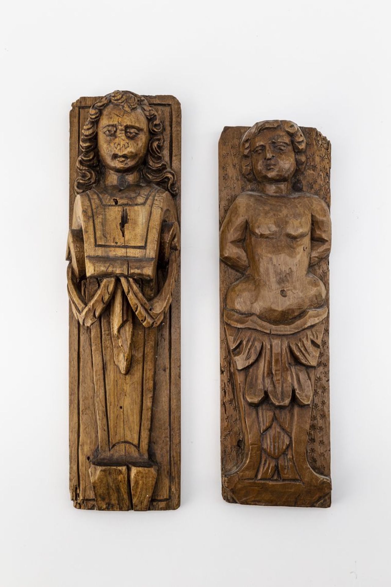 Zwei HolzapplikenHolz, geschnitzt. In Form von plastisch ausgearbeiteten Hermenpilastern. H. 32,5 cm