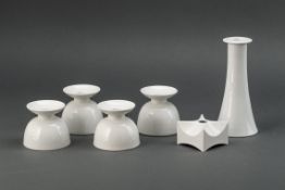 Fünf Kerzenleuchter und eine VaseWeißporzellan. 4 x Modell Petri-Leuchter Urbino, Entwurf: Trude