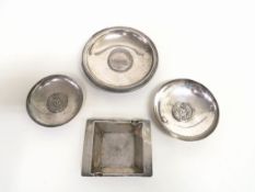 Drei Silberschalen und ein AschenbecherBestehend aus: zwei runde, gemuldete Schälchen in