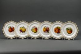Sechs DesserttellerAuf Standring, flach gemuldet. Im Fond polychrome Fruchtmalerei. Oktogonaler,