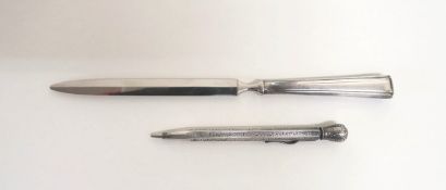 Brieföffner und BleistiftBleistiftgehäuse verziert mit vegetabilem Reliefdekor. Feingehaltstempel