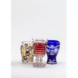 Konvolut von drei GläsernTransparentes Glas, diverse Formen. Ein Pokal, rot gebeizt, Schliffdekor
