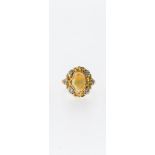 Opal-RingGG, 750. Glatte Schiene. Hochovaler Kopf mit rocaillierten Durchbrüchen, darauf weißgoldene