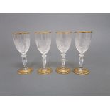 Vier SüdweingläserTransparentes Glas mit reichem Schliff- sowie Ätzdekor, goldstaffiert. Wohl