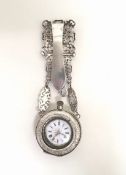 Taschenuhrgehäuse mit Uhr an ChatelaineChatelaine durchbrochen gearbeitet, Gehäuse mit Darstellungen