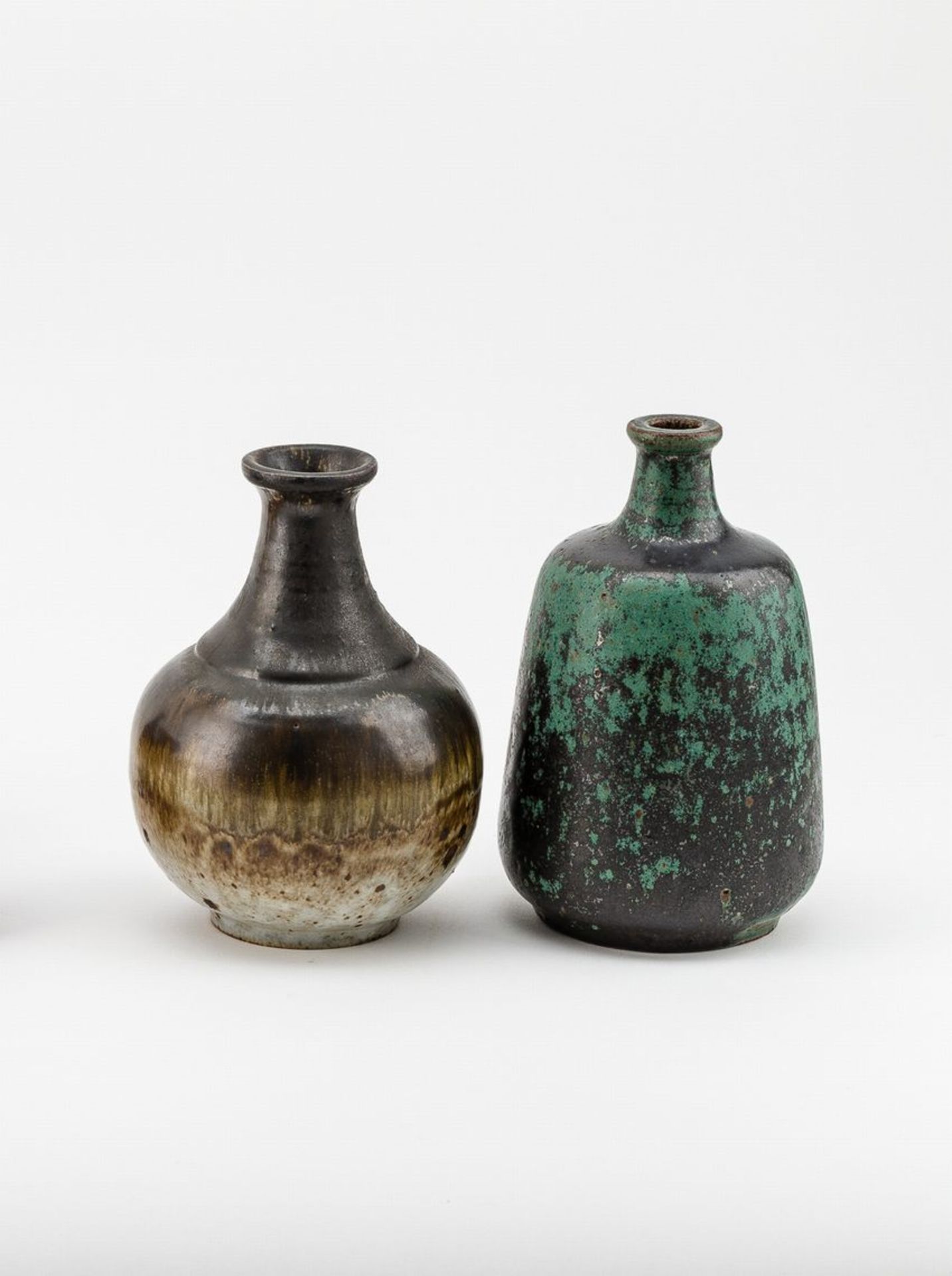 Zwei Vasen Rheinfelder KeramikZiegelroter Scherben. Birnförmiger Korpus, abgeflachte Schulter,