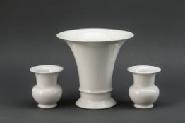 Konvolut VasenWeißporzellan. Eine Vase Modell Trompetenform 4. Zwei Vasen Form Fidibus 1. Entwurf: