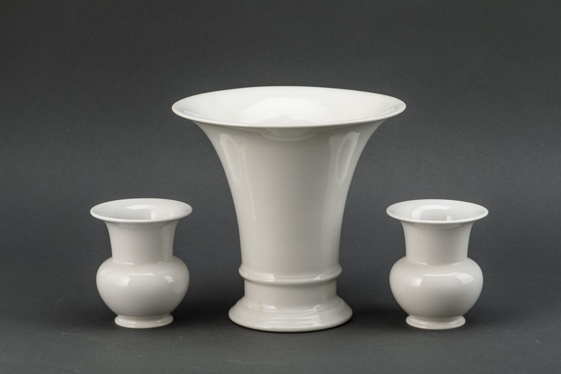 Konvolut VasenWeißporzellan. Eine Vase Modell Trompetenform 4. Zwei Vasen Form Fidibus 1. Entwurf: