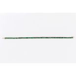 SmaragdarmbandWG, 750. Tennisarmband mit Kastengliedern, in Kanalfassungen besetzt mit 53