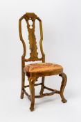 Feiner Stuhl im BarockstilNussbaum. Edel gepolsterte Sitzfläche. H. 89 cm, Sitzhöhe 44 cm, B. 44