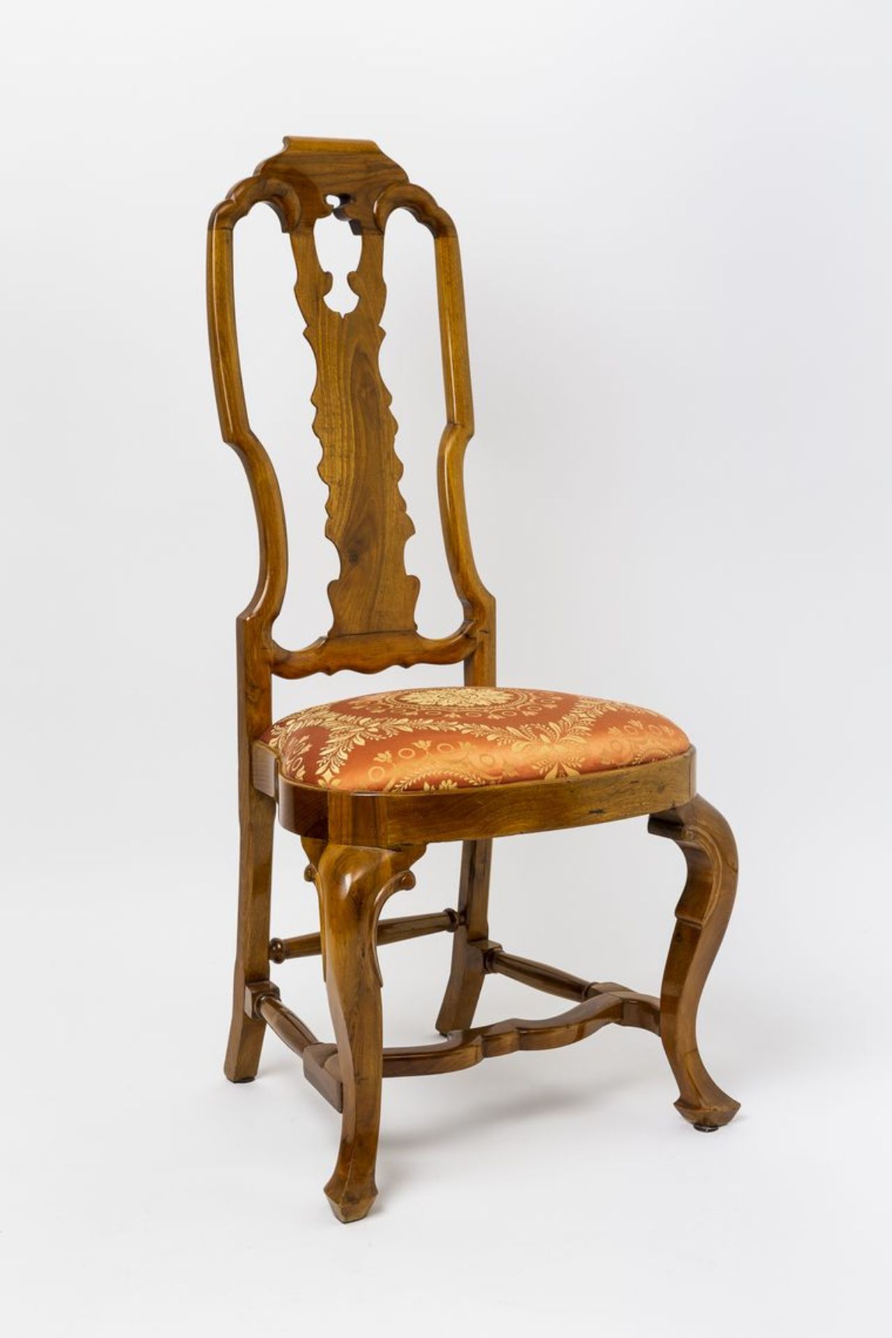 Feiner Stuhl im BarockstilNussbaum. Edel gepolsterte Sitzfläche. H. 89 cm, Sitzhöhe 44 cm, B. 44