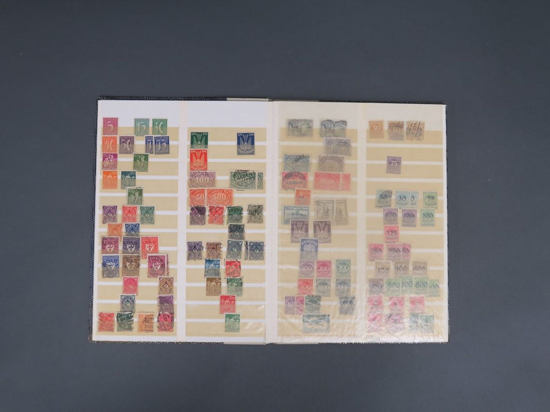 Elf diverse BriefmarkenalbenAlle Welt. Ab ca. 1900 bis 2. Hälfte 20. Jh. Mit einer Auswahl von