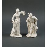 Figurenpaar der Commedia dell' ArteWeißporzellan. Auf Rocaillensockel, stehende Colombina, nach