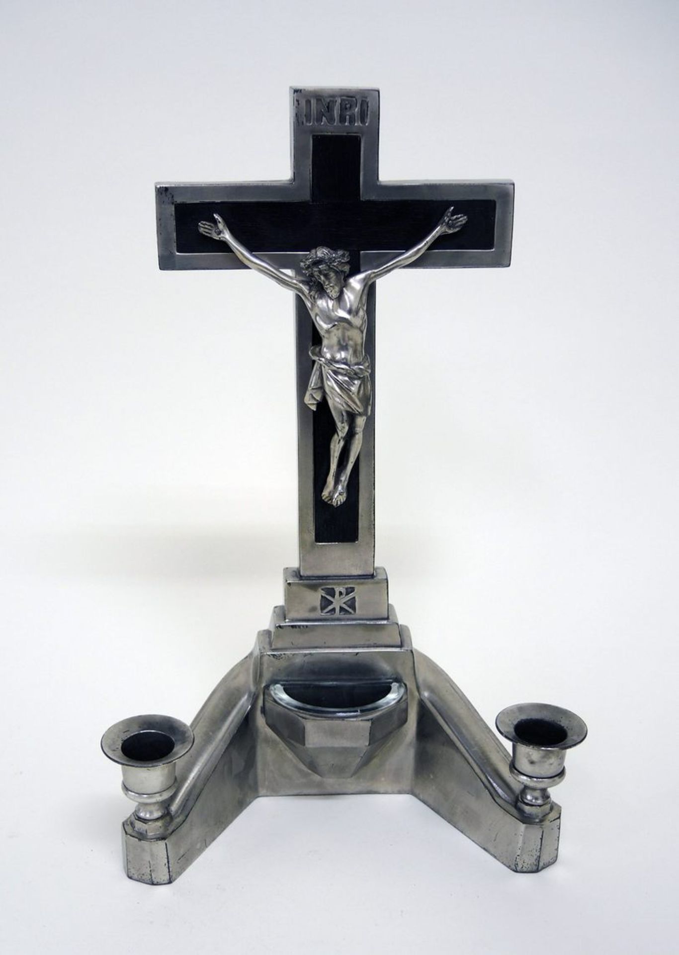 Art-Déco-VersehkruzifixMetalllegierung, ebonisiertes Holz, Glas. Standkreuz mit vollplastisch
