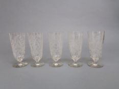 Fünf KelchgläserFarbloses, transparentes Glas, mundgeblasen. Scheibenförmiger Stand, nodierter