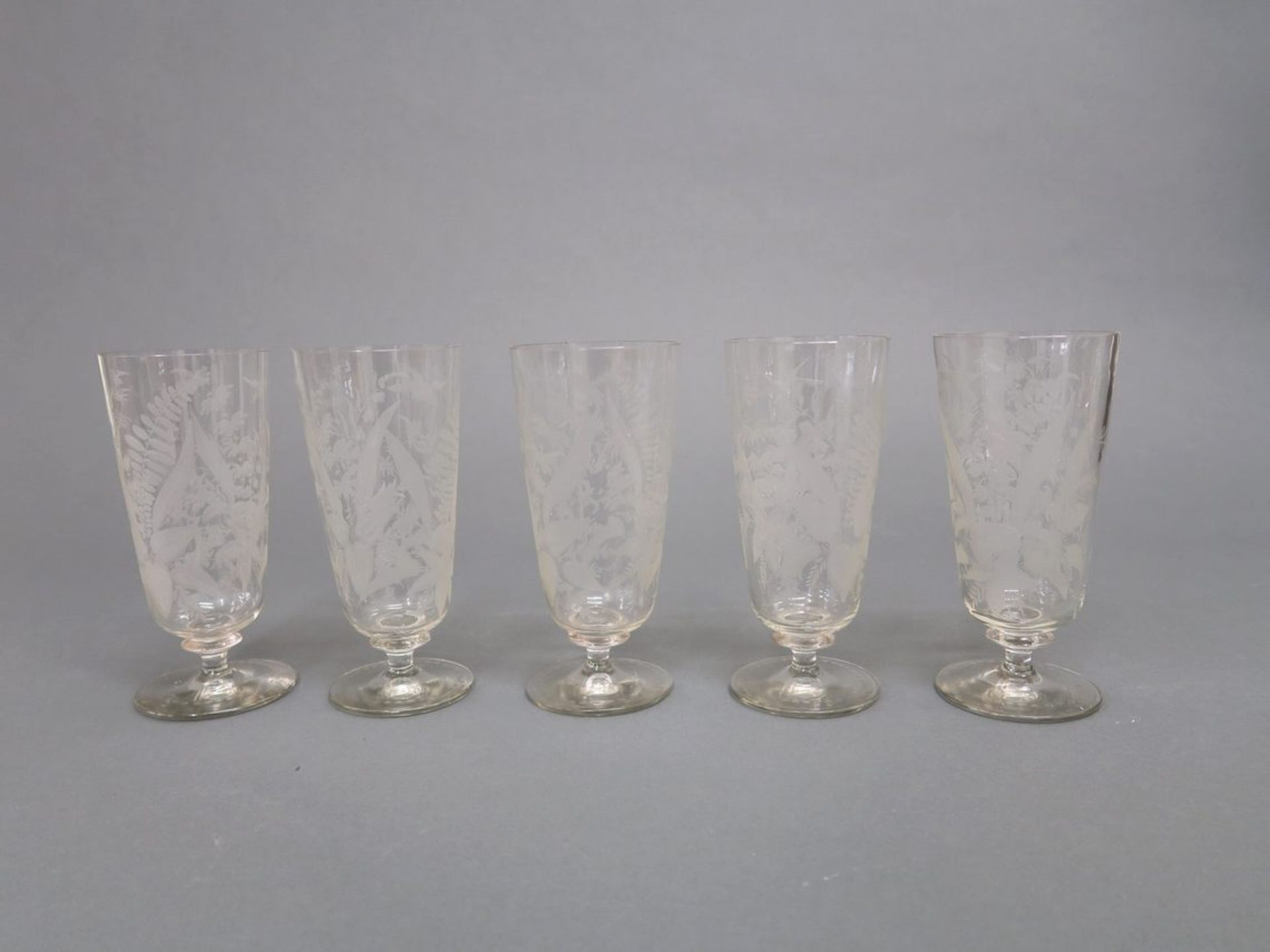 Fünf KelchgläserFarbloses, transparentes Glas, mundgeblasen. Scheibenförmiger Stand, nodierter