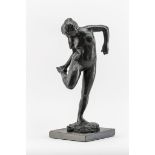 Degas, EdgarNach. 1834 Paris - 1917 ebd. Danseuse regardant la plante de son pied droit. Bronze,