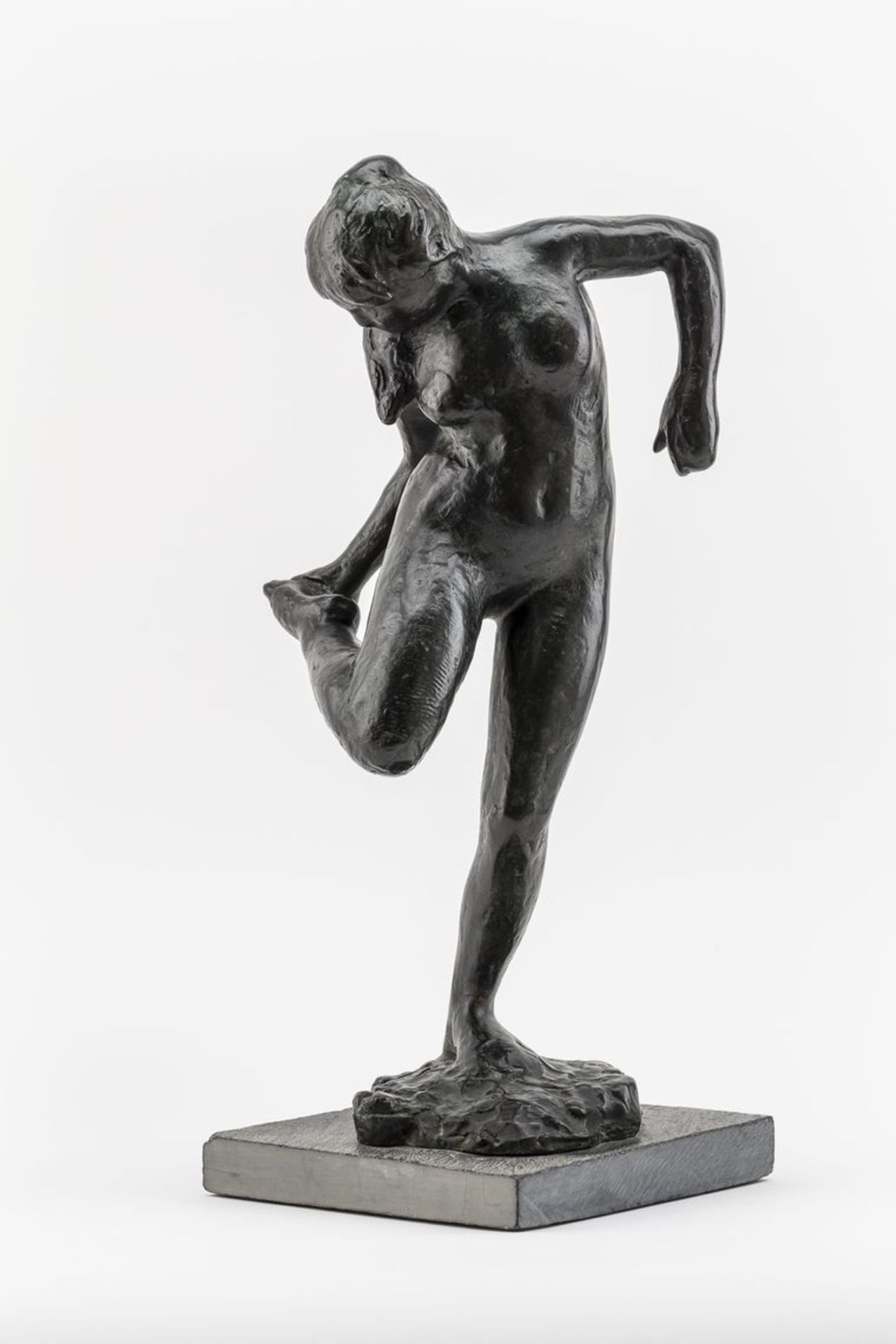 Degas, EdgarNach. 1834 Paris - 1917 ebd. Danseuse regardant la plante de son pied droit. Bronze,