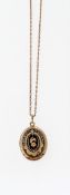Halskette mit MedaillonanhängerHaferkornkette in 585er GG mit Federring. L. 84 cm. 6,5 g.