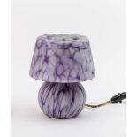 Art-Déco-LampeMattiertes Glas mit weißen und violetten Einschmelzungen. In einem Stück geformter