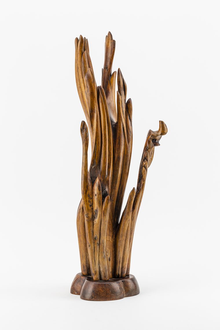 Bildhauer20. Jh. Züngelnde Flammen auf bewegter Plinthe. Holzskulptur, poliert. H. 50 cm.