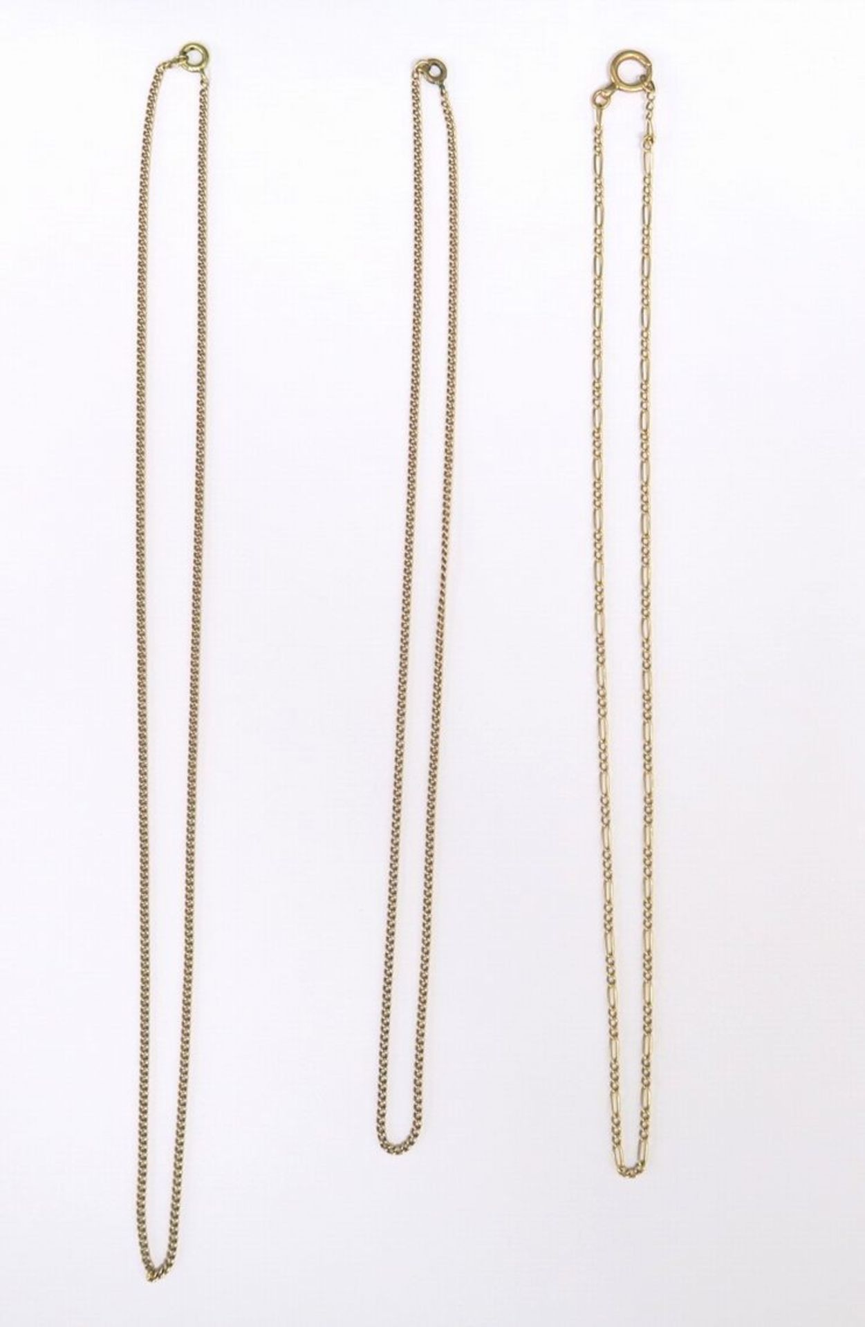 Drei HalskettenJeweils mit Federring, GG, 585 (nicht punziert, geprüft). L. 49 cm, L. 50 cm und L.